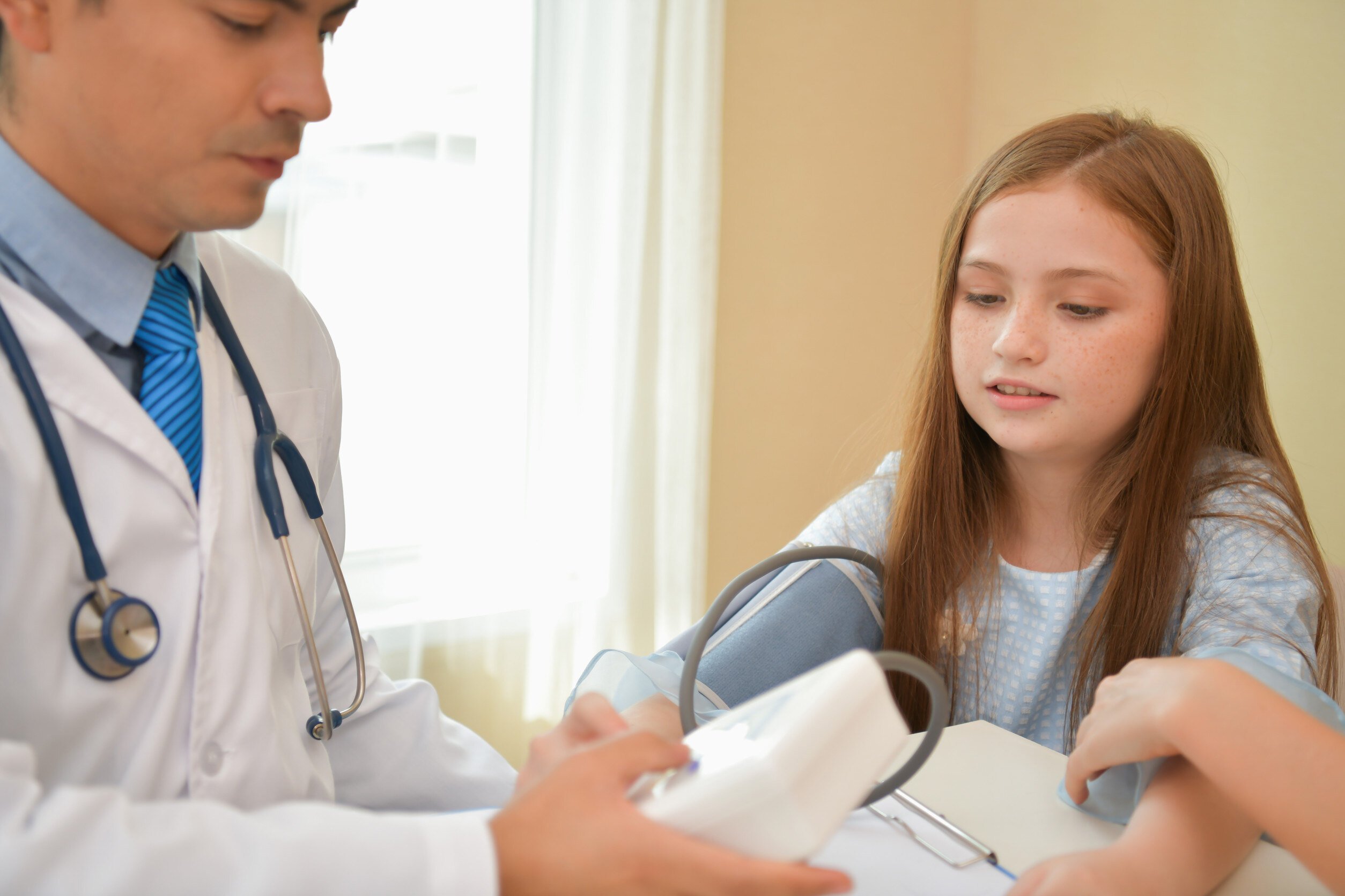 doscotr medically examines child patient