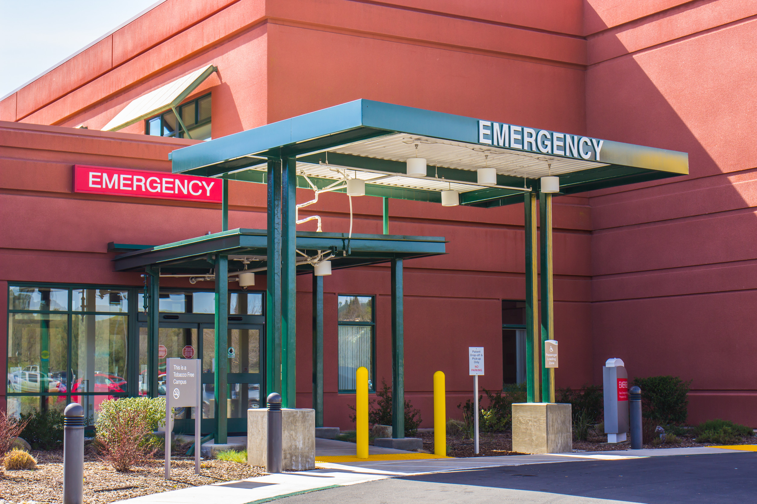 exterior shot of the entrance to a hospital emergency room