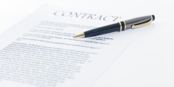 close-up-contract-and-pen-on-the-desk